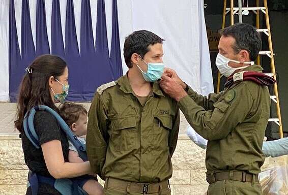 סא"ל תום כהן מקבל דרגות השבוע // צילום: דובר צה"ל